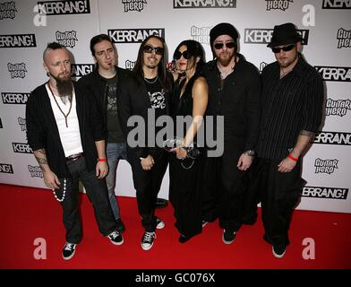 (G-D) Cristiano Mozzati, Cristiano Migliore, Andrea Ferro, Cristina Scabbia, Marco Biazzi et Marco Coti Zelati de la cuna Coil arrivant au Kerrang! Prix, à la Brasserie, Londres. APPUYEZ SUR ASSOCIATION photo. Date de la photo: Lundi 3 août 2009. Le crédit photo devrait se lire: Yui Mok/PA Wire Banque D'Images