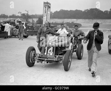 Courses automobiles - course de 200 miles JCC - Brooklands.Billy Cotton pousse sa voiture au début de la course de 200 miles de la JCC à Brooklands. Banque D'Images