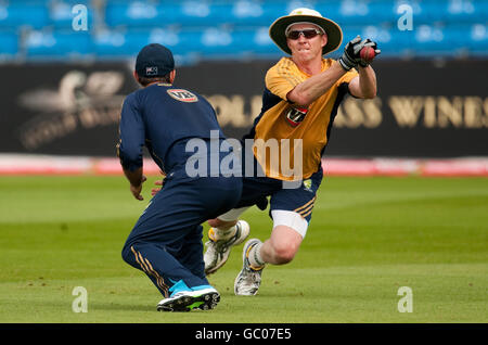 Le capitaine australien Ricky Ponting et Brett Lee participent à un exercice de fielding lors de la session de filets à Headingley, Leeds. Banque D'Images