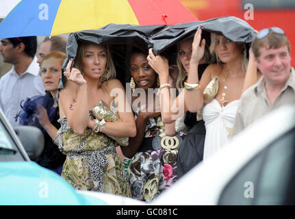 Les amateurs de course prennent la relève alors que la pluie commence à tomber après la Ladies Day au festival d'août de l'hippodrome de Brighton. Banque D'Images