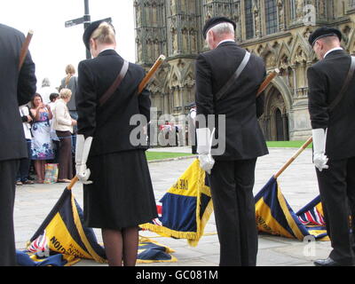 Les porteurs standard abaissent leurs normes comme le cercueil de Harry Patch, le dernier homme à se battre dans les tranchées de la première Guerre mondiale, est transporté de la cathédrale de Wells après son service funéraire. Banque D'Images