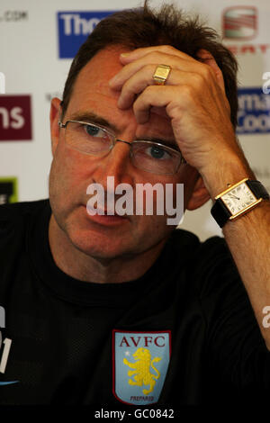 Martin O'Neil, directeur d'Aston Villa, parle aux médias lors d'une conférence de presse au terrain d'entraînement de Bodymoor, Sutton Coalfield. Banque D'Images