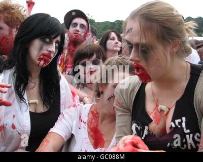 Les membres du public tentent d'établir un nouveau record du monde pour le plus grand rassemblement de zombies lors du festival Big Chill au parc des cerfs d'Eastnor Castle à Herefordshire. Banque D'Images