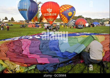 Un homme prépare son ballon à air chaud pour l'inflation à la Bristol International Balloon Fiesta, Ashton court, Bristol. Banque D'Images