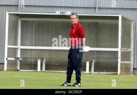 George Burley, directeur écossais, lors d'une séance de formation au stade Strathclyde Homes, à Dumbarton. Banque D'Images