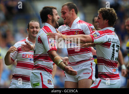 Phillip Bailey de Wigan célèbre son essai avec Sean O'Loughlin (à droite) lors du match de demi-finale de la coupe du défi Carnegie au stade Stobart, Widnes. Banque D'Images