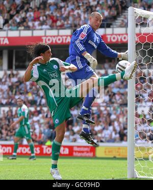 Soccer - Championnat de la ligue de football Coca-Cola - Derby County / Peterborough United - Pride Park.Stephen Bywater, gardien de but du comté de Derby (à droite), et George Boyd (à gauche), de Peterborough United, se battent pour le ballon Banque D'Images