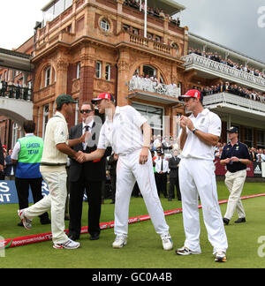 Andrew Flintock, de l'Angleterre, a secoué la main du capitaine australien abattu Ricky Ponting tandis que le capitaine d'Angleterre Andrew Strauss (à droite) surveille pendant la cinquième journée du deuxième match du npower Test à Lord's, Londres. Banque D'Images