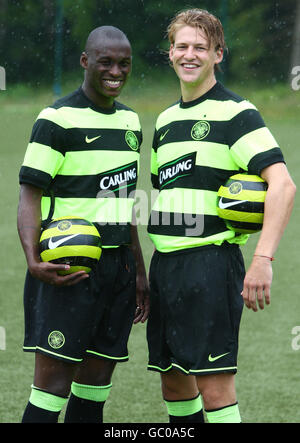 Football - lancement de la tenue Celtic Away - Centre d'entraînement Celtic FC.Celtics' Marc-Antoine Fortune et Glenn Loovens (à droite) lors du lancement de l'Away Kit au Celtic FC Training Center, Lennoxtown. Banque D'Images