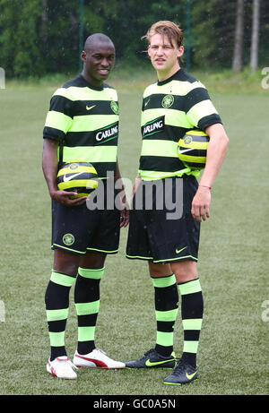 Le Celtic's Marc-Antoine Fortune et Glenn Loovens lors du lancement de l'Away Kit au Celtic FC Training Center, Lennoxtown. Banque D'Images