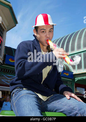 Ryan Thomas, acteur de la rue du couronnement, qui joue Jason, profite d'un bâton de rocher de Blackpool lors d'un photocall à Blackpool pour promouvoir six épisodes spéciaux dans la station balnéaire Banque D'Images