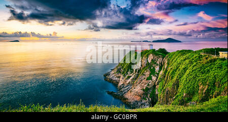 Phare de Hong Kong pendant le lever du soleil , Hok Tsui Cape d'Aguilar beau paysage Banque D'Images
