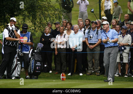 Le Tom Watson des États-Unis est parti sur le dix-huitième trou lors de la première ronde de la Mastercard Senior Open au Sunningdale Golf Club, Berkshire. Banque D'Images