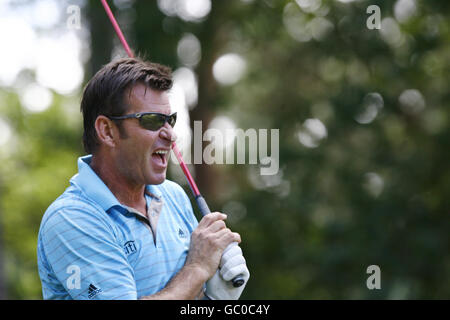 Le Sir Nick Faldo, de l'Angleterre, est sur le second trou lors de la première partie de la Mastercard Senior Open au Sunningdale Golf Club, Berkshire. Banque D'Images