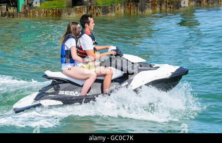 Couple sur un jet ski sur une rivière. Banque D'Images