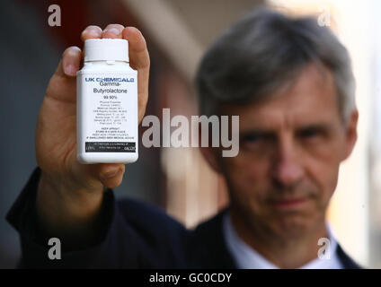 Le Dr Alan Stewart pose avec une bouteille de la drogue non classifiée Gamma-butyrolactone (GBL) après une enquête au tribunal de comté de Brighton à Brighton, dans l'est du Sussex, sur la mort de sa fille Hester qui est décédée après avoir utilisé la drogue. Banque D'Images