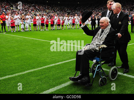 Soccer - Bobby Robson Trophée - Angleterre / Allemagne - St James Park.Sir Bobby Robson lors du match du Trophée Bobby Robson au parc St James, à Newcastle. Banque D'Images