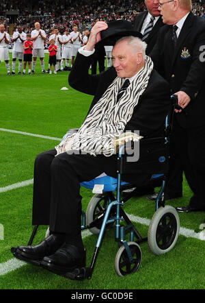 Soccer - Bobby Robson Trophée - Angleterre / Allemagne - St James Park.Sir Bobby Robson lors du match du Trophée Bobby Robson au parc St James, à Newcastle. Banque D'Images