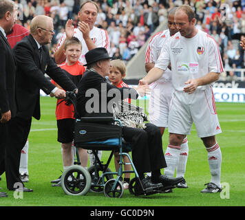 Soccer - Bobby Robson Trophée - Angleterre / Allemagne - St James Park.Sir Bobby Robson et Alan Shearer lors du match du Trophée Bobby Robson au parc St James, à Newcastle. Banque D'Images