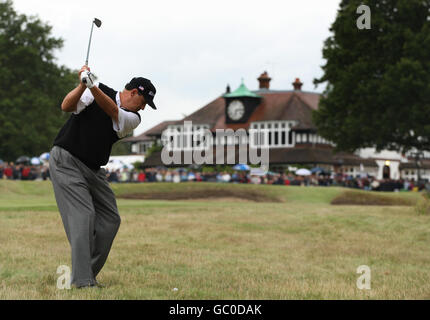 Golf - MasterCard Senior Open - quatrième tour - Sunningdale Open.Le Loren Roberts des États-Unis joue le deuxième tir en 18e vert lors de la quatrième ronde de la Mastercard Senior Open au Sunningdale Golf Club, Berkshire. Banque D'Images