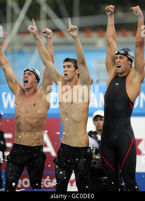 Michael Phelps (au centre) des États-Unis célèbre la victoire du 4 x 100m Freestyle masculin lors des Championnats du monde de natation de la FINA à Rome, en Italie. Banque D'Images