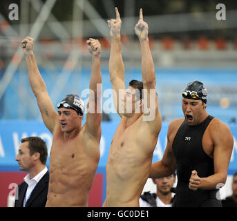 Michael Phelps (au centre) des États-Unis célèbre la victoire du 4 x 100m Freestyle masculin lors des Championnats du monde de natation de la FINA à Rome, en Italie. Banque D'Images