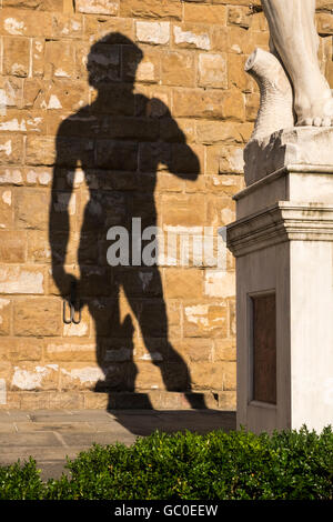 Ombre portée sur le mur derrière la copie de la statue de David par Michel-ange dans la Piazza della Signore, Florence, Toscane, ita Banque D'Images