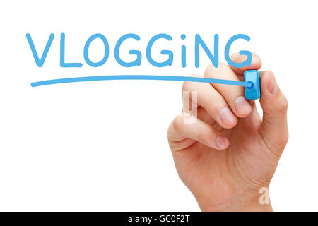 La main Vlogging avec marqueur bleu sur transparent essuyer. Banque D'Images