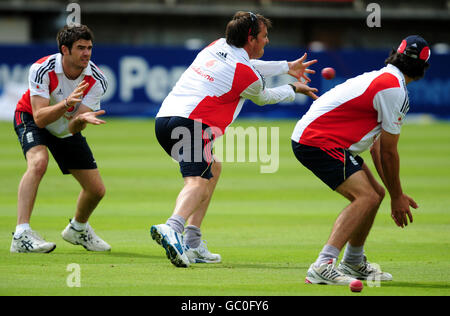 Cricket - The Ashes 2009 - npower Third Test - Angleterre v Australie - Angleterre nets - Edgbaston.James Anderson (à gauche) Graeme Swann (au centre) et Alastair Cook pendant une session de filets à Edgbaston, Birmingham. Banque D'Images