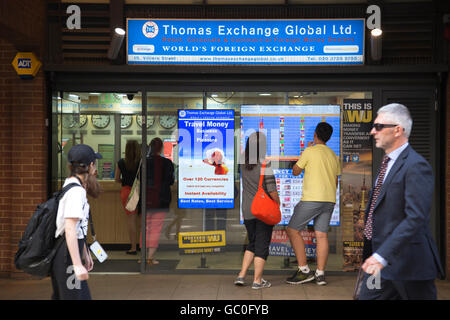 Les gens queue devant un bureau de change de monnaie de vacances à Londres que Sterling coulisse dans valeur, UK Banque D'Images