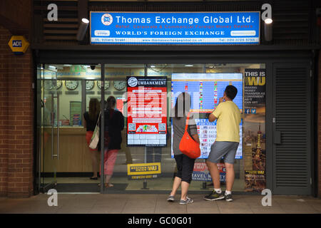 Les gens queue devant un bureau de change de monnaie de vacances à Londres que Sterling coulisse dans valeur, UK Banque D'Images