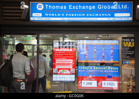 Les gens queue devant un bureau de change de monnaie de vacances à Londres que Sterling coulisse dans valeur, UK Banque D'Images