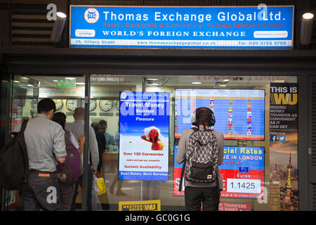 Les gens queue devant un bureau de change de monnaie de vacances à Londres que Sterling coulisse dans valeur, UK Banque D'Images