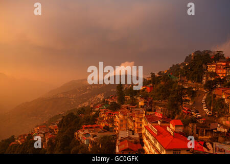 Vue impressionnante de Shimla pendant le coucher du soleil Banque D'Images