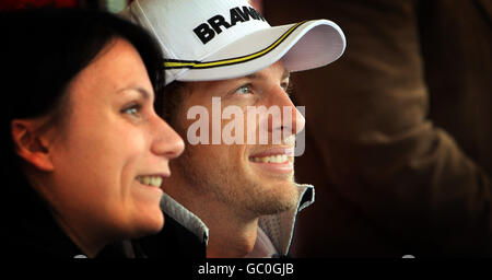 Jenson Button, pilote de Formule 1 en Grande-Bretagne, répond aux questions des fans du Bridgestone Driving Nation Roadshow à Centenary Square, Birmingham. Banque D'Images