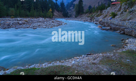 Belle rivière Baspa circulant dans la vallée de l'Himachal Pradesh Sangla Banque D'Images