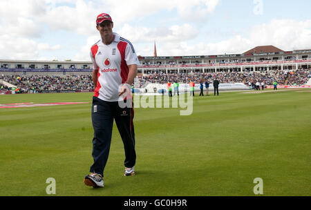 Cricket - les Ashes 2009 - npower troisième Test - Premier jour - Angleterre / Australie - Edgbaston.Le capitaine de l'Angleterre, Andrew Strauss, quitte le terrain après une inspection du terrain lors du troisième essai à Edgbaston, Birmingham. Banque D'Images