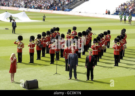 Cricket - les Ashes 2009 - npower First Test - Day One - Angleterre v Australie - Sophia Gardens.La chanteuse Katherine Jenkins joue au cours de la première journée du npower Test Match à Sophia Gardens, Cardiff Banque D'Images