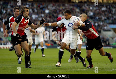 Rugby Union - Investec Challenge - Angleterre c. Canada.Le capitaine d'Angleterre Jason Robinson (c) détient Stirling Richmond (l) et David Moonlight (r) du Canada pour marquer l'essai d'ouverture Banque D'Images