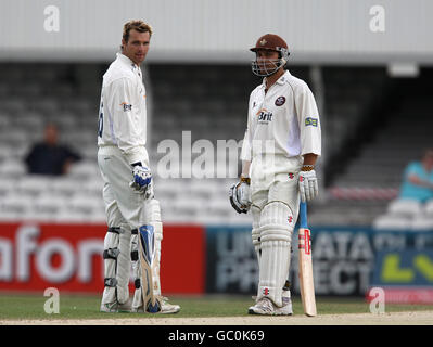 Stewart Walters de Surrey (à gauche) et Mark Ramprakash s'attchat sur le Infroissable comme ils battent contre Leicestershire Banque D'Images