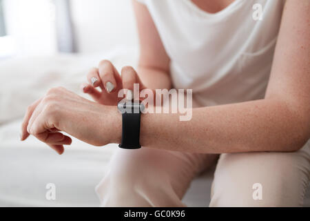 Close up image d'une femme utilisant smartwatch pour contrôler le temps. Mains d'une femme avec smart watch. Banque D'Images