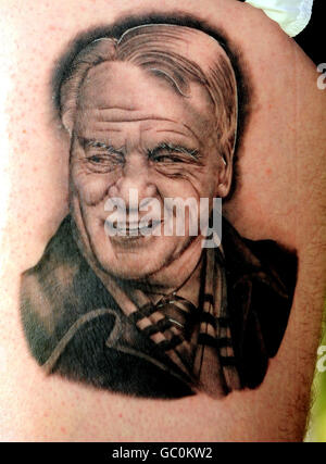 George Wright, fan de Newcastle, 45 ans, de Chapel House, à Newcastle, montre son hommage à Sir Bobby Robson en faisant tatouer la photo de Robson sur sa cuisse gauche. Banque D'Images