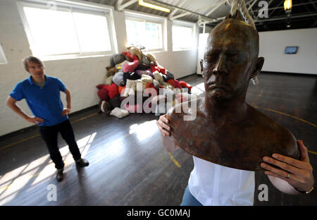 La sculpture 'Clapper Tongue', une cloche de bronze de 45 kilo de William Cobbing, qui est un portrait en fonte de la vie qui est exposé samedi dans la galerie de l'ancien gymnase de l'armée des héritages anglais à la caserne de Berwick. Banque D'Images