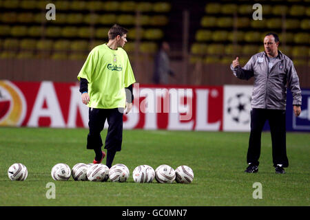 Football - Ligue des champions de l'UEFA - Groupe A - Monaco / Liverpool - ENTRAÎNEMENT.Steven Gerrard de Liverpool discute avec le directeur Rafael Benitez pendant la formation Banque D'Images