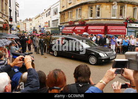 Des foules s'alignent sur High Street à Wells, tandis que la corbillard transportant le cercueil de Harry Patch, le dernier homme à se battre dans les tranchées de la première Guerre mondiale, se rend à la cathédrale de Wells. Banque D'Images