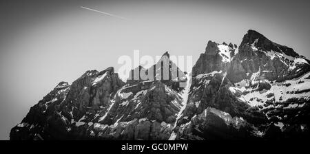 Vue sur les alpes a atteint un sommet des Portes du Soleil en Suisse en été converties en noir et blanc Banque D'Images