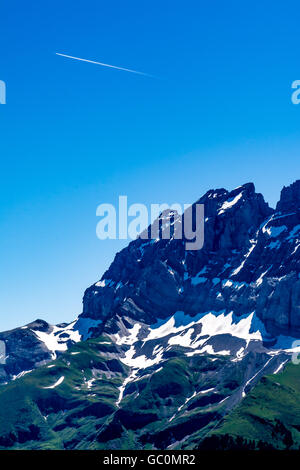 Vue sur les Alpes depuis ont atteint un sommet en suisse des Portes du Soleil en été Banque D'Images