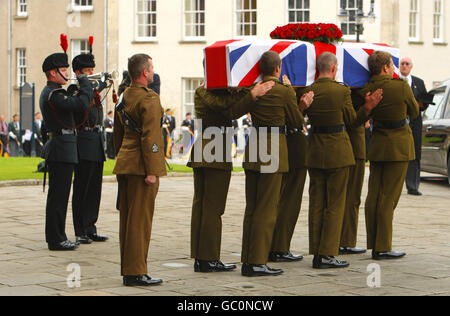 Les Buglers jouent le dernier poteau comme le cercueil drapé de drapeau de Harry Patch est effectué à partir de la cathédrale de Wells par des soldats des fusils après le service dans Somerset. Banque D'Images