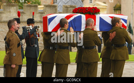 Les Buglers jouent le dernier poteau comme le cercueil drapé de drapeau de Harry Patch est effectué à partir de la cathédrale de Wells par des soldats des fusils après le service dans Somerset. Banque D'Images