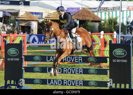 Zara Phillips sur l'héritage secret pendant le saut du spectacle dans la section intermédiaire du Festival of British Eventing à Gatcombe Park, Stroud. Banque D'Images